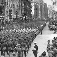 Image du film de propagande nazie « Le Triomphe de la volonté » de Leni Riefenstahl. (Crédit : CC BY-SA 3.0 de)