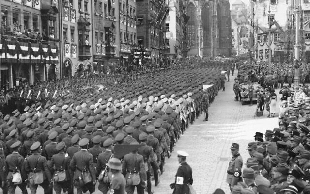 Image du film de propagande nazie « Le Triomphe de la volonté » de Leni Riefenstahl. (Crédit : CC BY-SA 3.0 de)