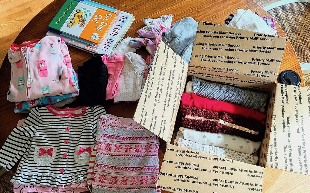 Un paquet de vêtements et de livres légèrement usagés est destiné à une famille de réfugiés jumelée à une fammille bénévole du New Neighbours Partnership. (Crédit : Avec l'aimable autorisation de New Neighbours Partnership/via JTA)