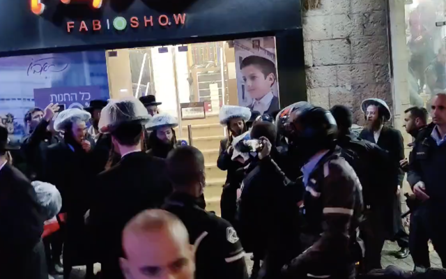 Capture d'écran d'une vidéo relayée sur les réseaux sociaux des affrontements survenus mercredi 5 janvier 2022 dans le quartier de Geula à Jérusalem entre manifestants orthodoxes et forces israéliennes.