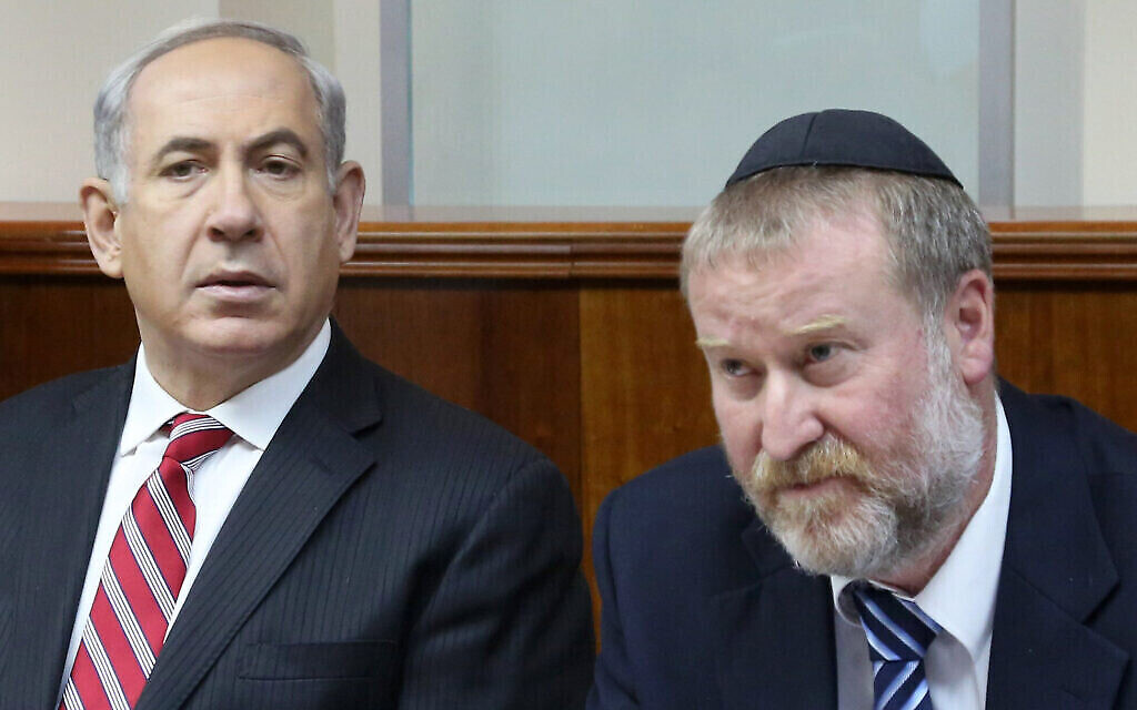 Le Premier ministre Benjamin Netanyahu et le secrétaire de cabinet de l'époque ) Avichai Mandelblit lors de la réunion hebdomadaire de cabinet au bureau du Premier ministre de Jérusalem, le 9 juin 2013. (Crédit : Marc Israel Sellem/POOL/FLASH90)