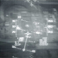 La vue du réacteur nucléaire irakien vue sur l'écran de l'un des F-16 attaquants. (Crédit : Tsahal/AF via Tsahi Ben-Ami/Flash90)