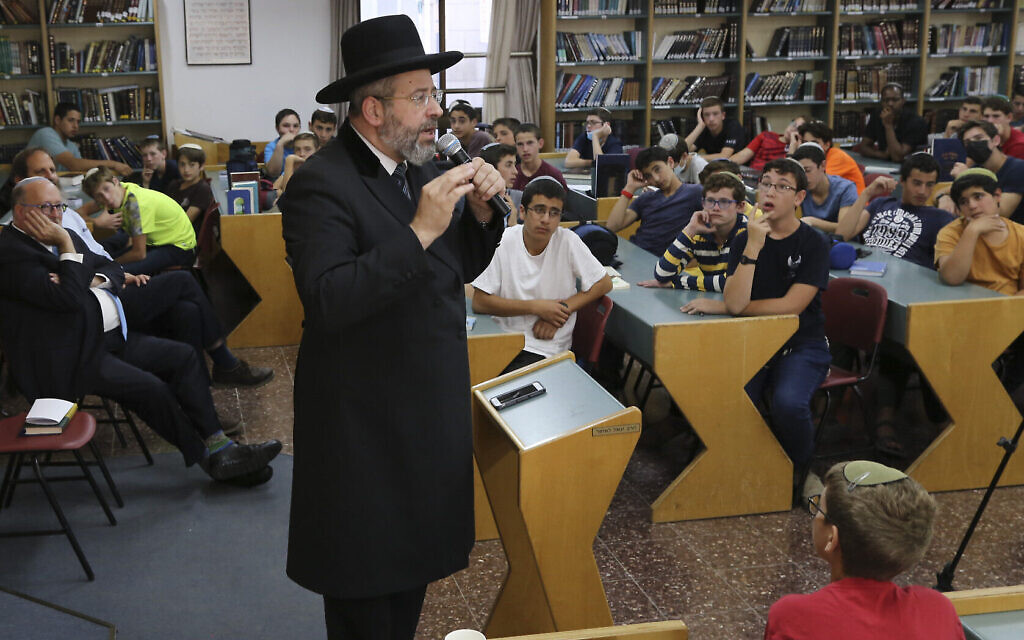 Le grand rabbin ashkénaze d'Israël David Lau visite le lycée Neve Shmuel à Efrat, le 17 octobre 2021. (Crédit : Gershon Elinson/Flash90)