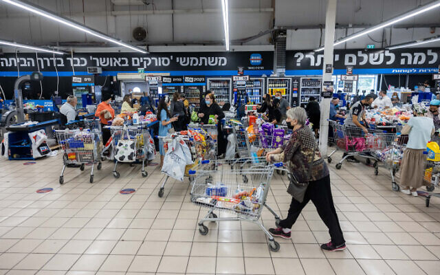 Des Israéliens dans un supermarché de Givat Shaul, à Jérusalem, le 27 octobre 2021. (Crédit : Yonatan Sindel/Flash90)