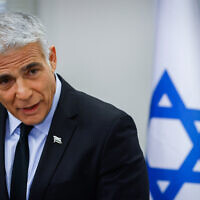 Le ministre israélien des Affaires étrangères Yair Lapid pendant une réunion de sa faction Yesh Atid à la Knesset, le 8 novembre 2021. (Crédit : Olivier Fitoussi/Flash90)