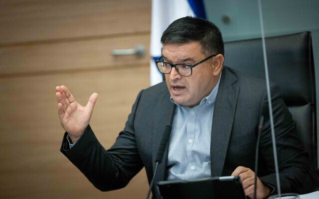 Le président de la commission des Affaires économiques de la Knesset, Michael Biton, dirige une réunion de la commission à la Knesset, le 7 décembre 2021. (Crédit : Yonatan Sindel/Flash90)