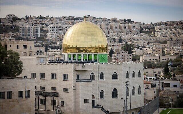 Vue du nouveau dôme doré construit au sommet de la mosquée Abdul Rachman à Beit Safafa, Jérusalem, le 16 décembre 2021 (Yonatan Sindel/Flash90).
