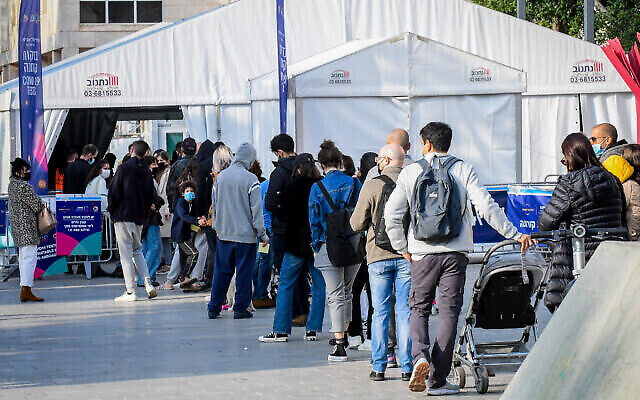 Des personnes font la queue pour subir un test de dépistage du Covid-19 à Tel Aviv, le 2 janvier 2022 (Avshalom Sassoni/Flash90).