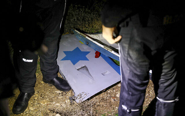 Les débris d'un hélicoptère militaire au sol après un crash au large de la côte de Haïfa, dans la nuit du 3 janvier 2021. (Crédit : Alon Nadav/Flash90)