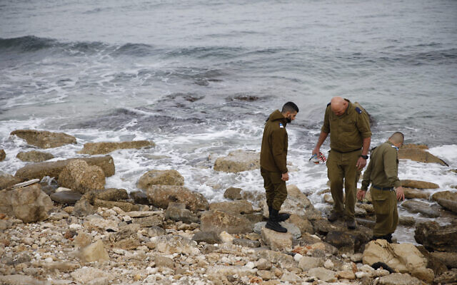 Les soldats israéliens recherchent des pièces d'un hélicoptère qui s'est abîmé en mer, au large de Haïfa, dans le nord d'Israël, le 4 janvier 2022. (Crédit : Shir Torem/Flash90)