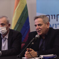 Le ministre de la Santé Nitzan Horowitz, à droite, et le directeur-général du ministère de la Santé Nachman Ash lors d'une conférence de presse sur la GPA à Tel Aviv, le 4 janvier 2021. (Crédit : Tomer Neuberg/FLASH90)