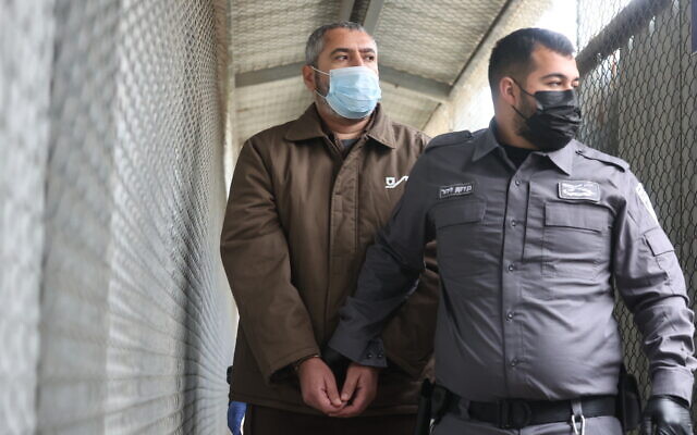 Muntasir Shalabi est amené dans la salle d'audience pour une audience au tribunal militaire israélien d'Ofer près de la ville de Ramallah en Cisjordanie, le 5 octobre 2021. (Crédit : Flash90)