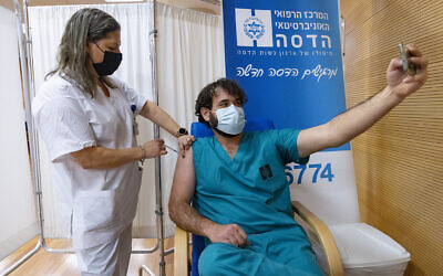 Des employés du secteur médical et des membres de leur famille reçoivent une quatrième dose de vaccin contre la COVID-19  à l'hôpital Hadassah de Jérusalem, le 6 janvier 2022. (Crédit : Olivier Fitoussi/Flash90)