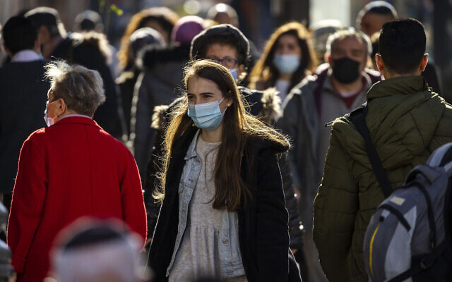 Des Israéliens, certains portant le masque, sur Jaffa Street, le 6 janvier 2022. (Crédit : Olivier Fitoussi/Flash90)