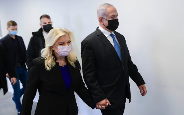L'ancien Premier ministre Benjamin Netanyahu et son épouse Sara arrivent pour une audience concernant leur procès contre l'ancien Premier ministre Ehud Olmert, au tribunal de première instance de Tel Aviv, le 10 janvier 2022. (Crédit : Avshalom Sassoni/POOL)