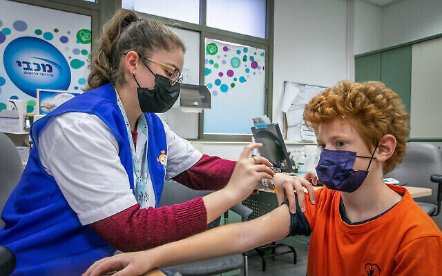 Un centre de vaccination à Rehovot, le 10 janvier 2022. (Crédit : Yossi Aloni/Flash90)