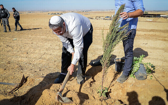 Le député Itamar Ben Gvir plante un arbre aux abords du village bédouin de Mulada, dans le désert du Neguev, dans le sud d'Israël, le 12 janvier 2022. (Crédit : Flash90)