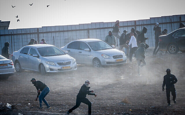 Des manifestants bédouins et des forces israéliennes s'affrontent lors d'une manifestation dans le village israélien de Sawe al-Atrash, dans le sud d'Israël, dans le désert du Neguev, contre un projet de boisement du Fonds national juif (JNF/KKL), le 13 janvier 2022. (Crédit : Jamal Awad/Flash90)