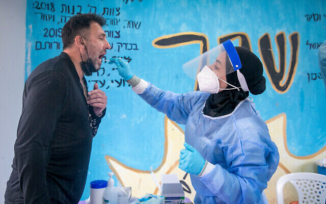 Une infirmière fait un test antigénique dans un centre de dépistage de Beit Hashmonai, le 16 janvier 2022. (Crédit : Yossi Aloni/Flash90)