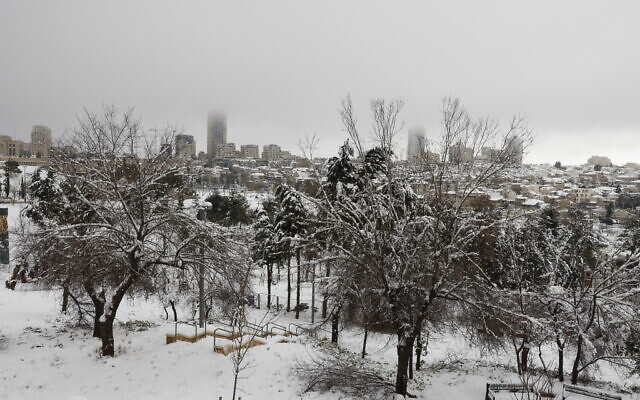 Neige à Jérusalem, le 27 janvier 2022 (Crédit : Olivier Fitoussi/Flash90)