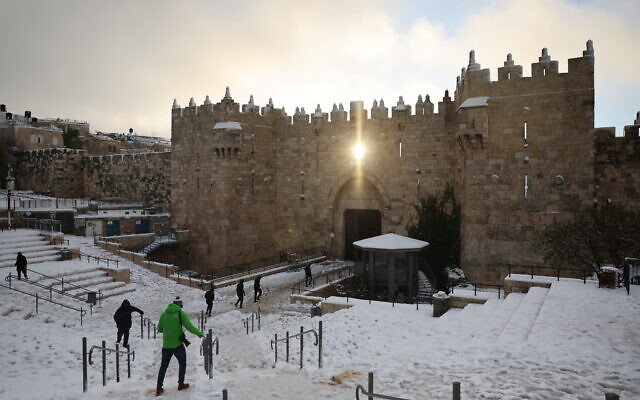 Neige à Jérusalem, le 27 janvier 2022 (Crédit : Yonathan Sindel/Flash90)