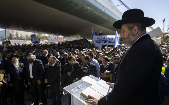 Le grand rabbin ashkénaze David Lau s'adresse aux étudiants des yeshivot  lors de la "Marche des Yeshivot" contre les réformes de la conversion et de la cacherout, à Jérusalem, le 30 janvier 2022. (Crédit : Olivier Fitoussi/Flash90)