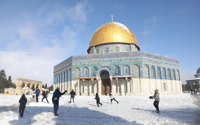 Neige à Jérusalem, sur le mont du Temple, le 27 janvier 2022 (Crédit : Noam Revkin Fenton/Flash90)