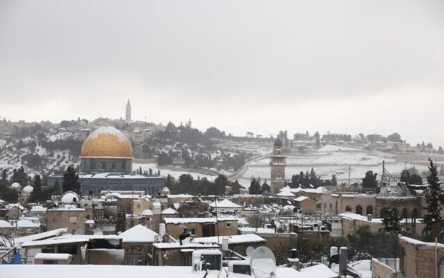 Neige à Jérusalem, le 27 janvier 2022. (Crédit : Noam Revkin Fenton/Flash90