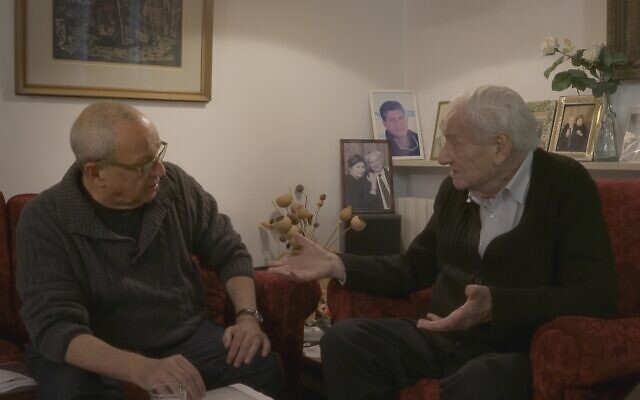 Le réalisateur David Fisher (à gauche) s'entretient avec Gabriel Bach, juge retraité de la Cour suprême israélienne, qui a été procureur adjoint lors du procès d'Adolf Eichmann. (Crédit : Leigh Heiman)