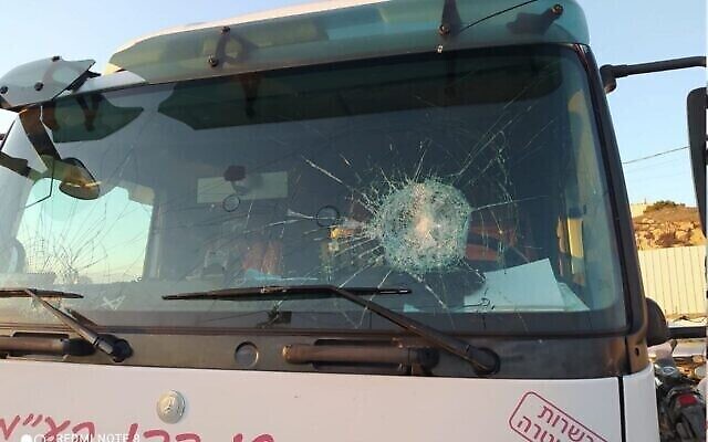 Le pare-brise endommagé d'un camion dont le conducteur a été frappé par une pierre dans la région d'Hébron, dans le sud de la Cisjordanie, le 5 janvier 2022. (Courtoisie)