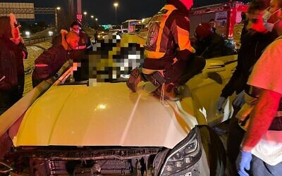 Les secours tentent de libérer deux personnes piégées dans leur véhicule suite à un accident de la route meurtrier près de Ramat Gan, le 18 janvier 2022. (Crédit : Magen David Adom)