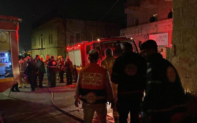 La scène d'un incendie dans un bâtiment de la Vieille Ville de Jérusalem, le 29 janvier 2022. (Crédit : Magen David Adom)