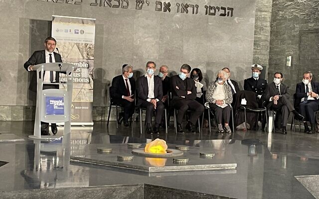 Haïm Korsia lors de l’hommage à l’occasion du 80e anniversaire de la conférence de Wannsee dans la crypte du Mémorial de la Shoah, à Paris, le 20 janvier 2022. (Crédit : @philippemeyer92 / Twitter)