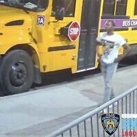 La police de New York recherche des informations sur un homme, vu ci-dessus dans une vidéo de surveillance, soupçonné d'avoir agressé un homme juif à Crown Heights le 22 janvier 2022. (Crédit : NYPD Twitter/JTA)