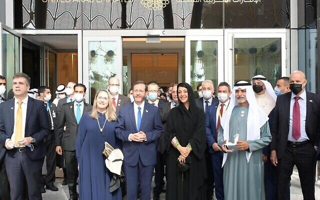 Le président Isaac Herzog est rejoint par le commissaire général de l'Expo 2020 Dubaï, le cheikh Nahyan bin Mubarak Al Nahyan, au pavillon d'Israël, le jour de la fête nationale d'Israël à l'exposition, le 31 janvier 2021 (Crédit : Amos Ben Gershom/GPO).