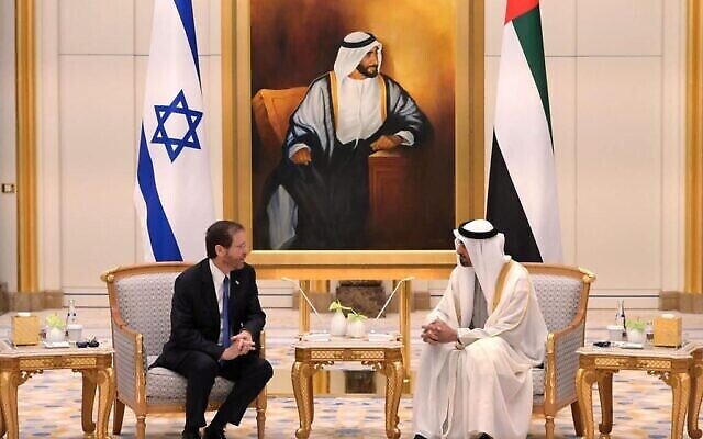 Le président Isaac Herzog rencontre le prince héritier d'Abou Dhabi, le cheikh Mohammed ben Zayed Al Nahyan, le 30 janvier 2022 (Crédit : Amos Ben Gershom/GPO)