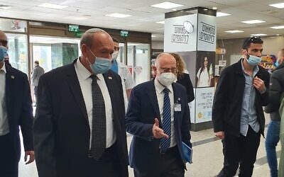 State Comptroller Matanyahu Englman (left) tours Galilee Medical Center in Nahariya on January 10, 2022. (Galilee Medical Center)