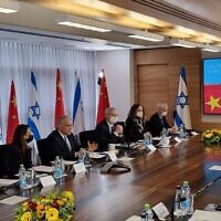 Le ministre des Affaires étrangères Yair Lapid (deuxième à partir de la gauche) s'exprime lors de la cinquième réunion du comité mixte Israël-Chine sur l'innovation, le 24 janvier 2022. (Crédit : ministère des Affaires étrangères)