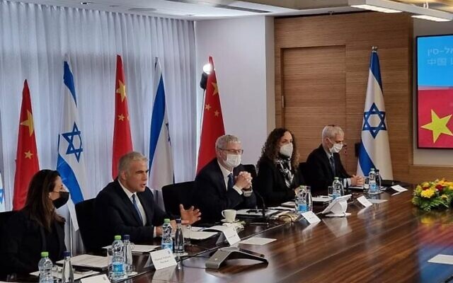 Le ministre des Affaires étrangères Yair Lapid (deuxième à partir de la gauche) s'exprime lors de la cinquième réunion du comité mixte Israël-Chine sur l'innovation, le 24 janvier 2022. (Crédit : ministère des Affaires étrangères)