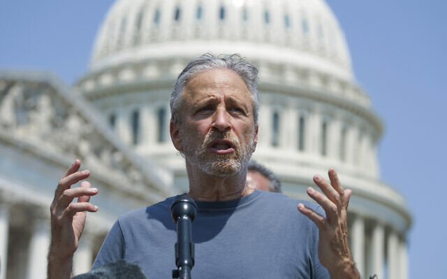 L'animateur et activiste Jon Stewart s'exprime lors d'une conférence de presse au Capitole à Washington, le mercredi 26 mai 2021. (Crédit : AP Photo/J. Scott Applewhite)