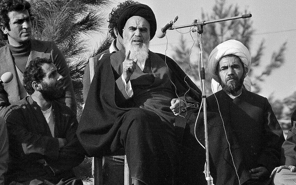 L'ayatollah Khomeini s'adresse à ses partisans au cimetière de Behesht Zahra après son arrivée à Téhéran, en Iran, mettant fin à 14 ans d'exil, le 1er février 1979. (Crédit : AP Photo/FY)