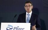 Albert Bourla, PDG de Pfizer, prend la parole lors d'une cérémonie à Thessalonique, en Grèce, le 12 octobre 2021. (Crédit : AP Photo/Giannis Papanikos, File)