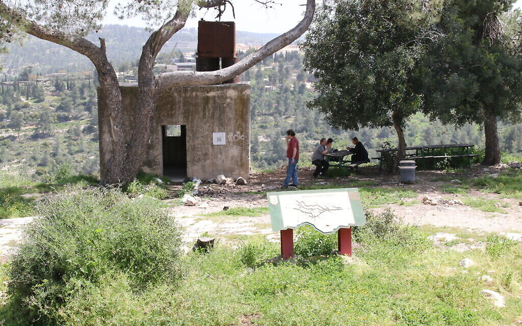 De vieilles structures du kibboutz d'origine sur cette photo prise le long de la promenade historique de la forêt de Neve Ilan. (Crédit : Shmuel Bar-Am)