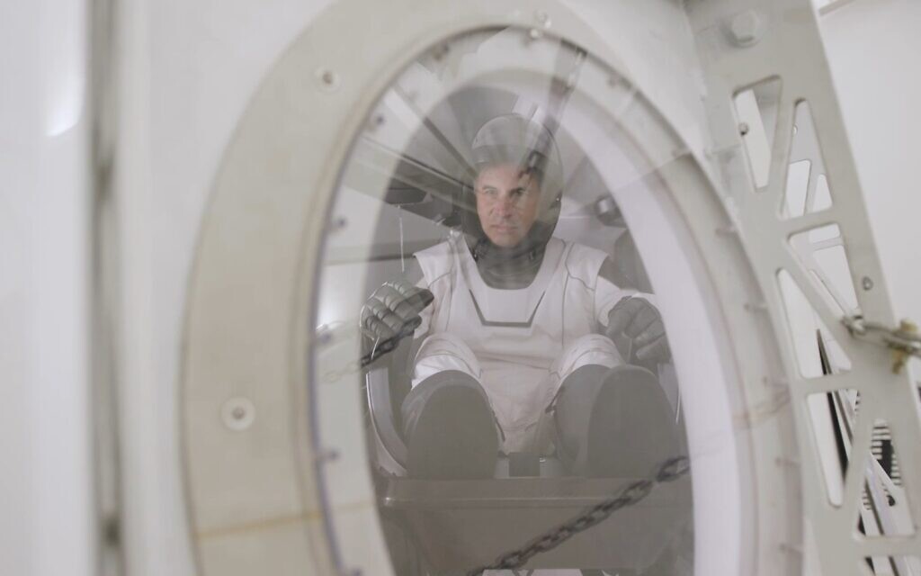L'astronaute israélien Eytan Stibbe s'entraîne pour la prochaine mission spatiale Rakia au printemps 2022. (Crédit : Ori Burg)