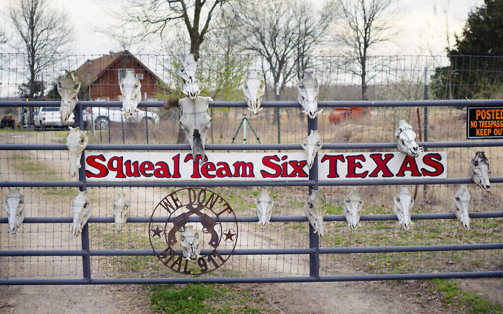 "Magnificent Beast" aborde tous les aspects de la relation entre les porcs et les hommes, y compris une visite du groupe de chasse Squeal Team Six à Wolfe City, au Texas, créé pour aider à débarrasser les fermes locales des porcs sauvages nuisibles. (Crédit : avec l'aimable autorisation de Donkey Universe Films)