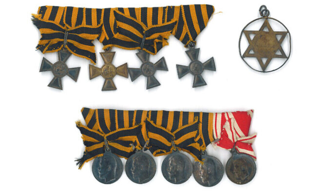 Outre les documents et les livres, le projet Edward Blank YIVO Vilna Online Collections comprend des objets matériels comme cette série de décorations militaires russes collectées par Elias Tcherikower. (Crédit : YIVO / via JTA)