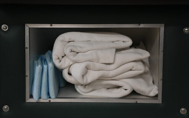 Des couvertures et des serviettes supplémentaires sont rangées sous un lit où des femmes se faisant avorter se reposent avant et après leur intervention, le 9 octobre 2021. (Crédit : Rebecca Blackwell/AP)