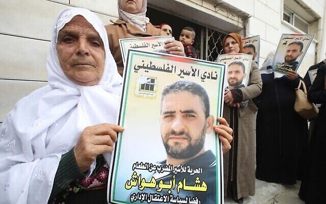 Des Palestiniens lors d'un rassemblement en solidarité avec un prisonnier placé en détention administrative, Hisham Abu Hawash, dans sa ville natale de Dura, à proximité de Hébron, le 7 décembre 2021. (Crédit : WAFA)