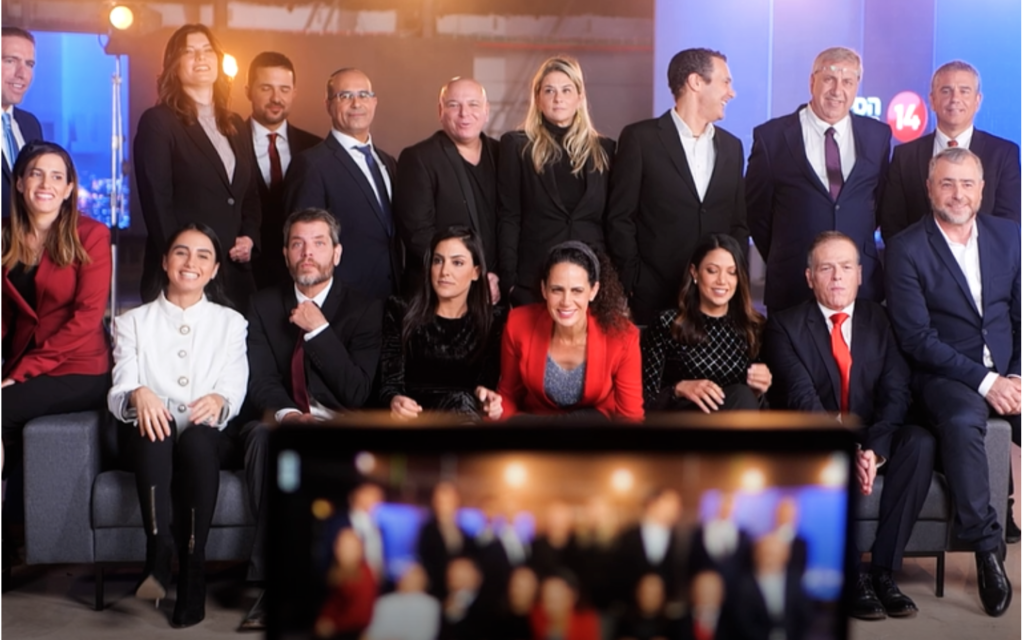 Présentateurs de Now 14, la chaîne d'information télévisée en Israël, anciennement Channel 20, connue pour ses points de vue de droite, proches de ceux de Fox News. (Courtoisie : Channel 14)