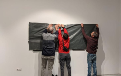 Des artistes couvrent leurs œuvres d'art en décembre 2021 pour protester contre une querelle concernant une peinture controversée dans un musée de Ramat Gan. (Crédit : David Reeb Instagram)